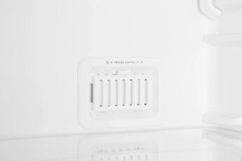 Холодильник STINOL STN 167 E бежевый, 167х60х64 см, 290 л, No Frost, 3 полки